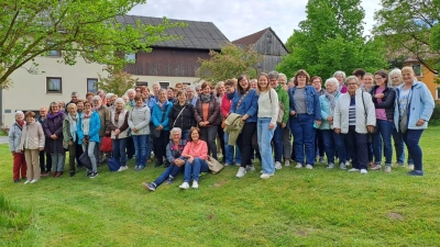 Gruppenbild in Burkhardsreuth mit den Teilnehmerinnen (Bild: Edeltraud Sperber)