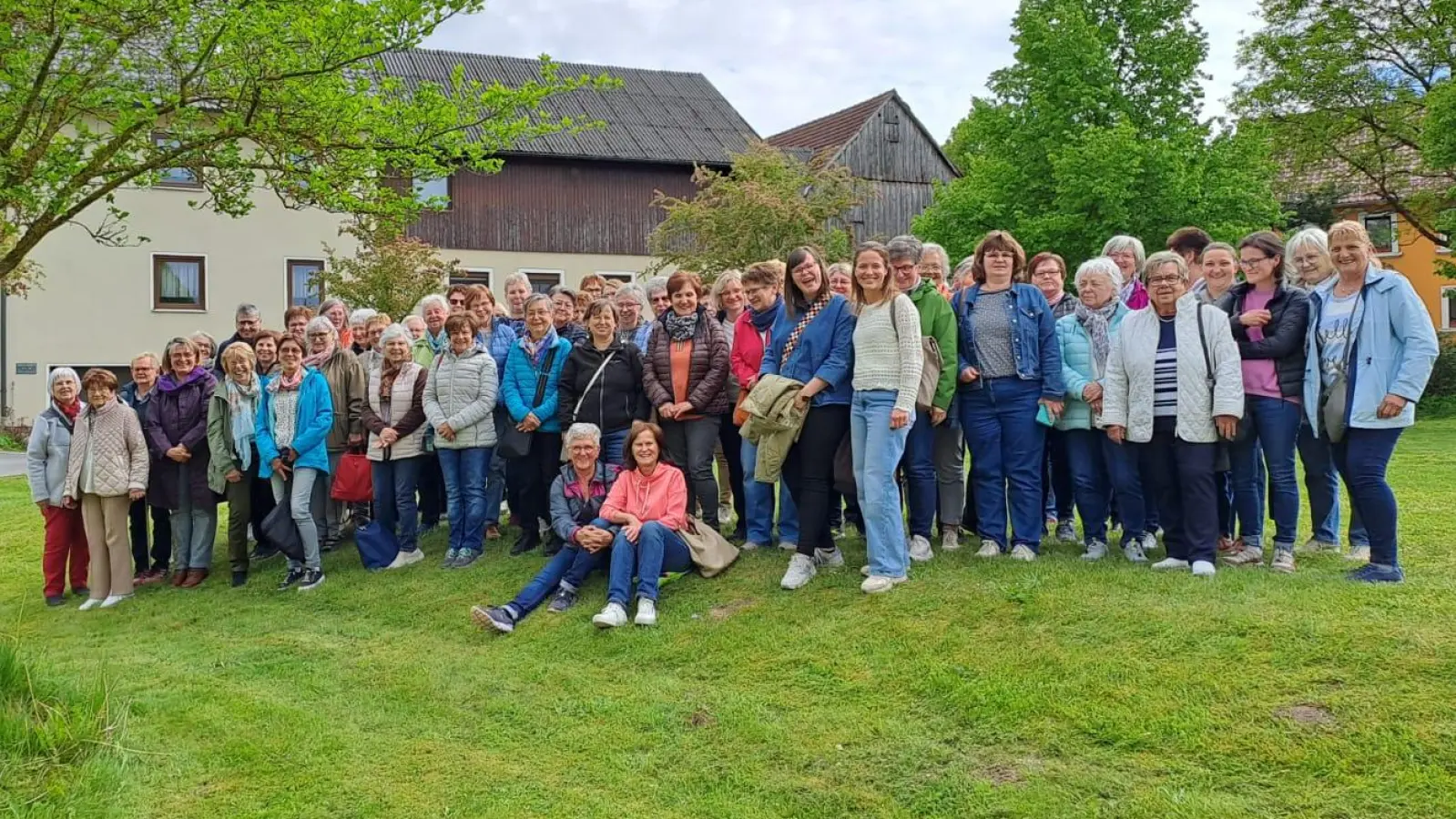 Gruppenbild in Burkhardsreuth mit den Teilnehmerinnen (Bild: Edeltraud Sperber)