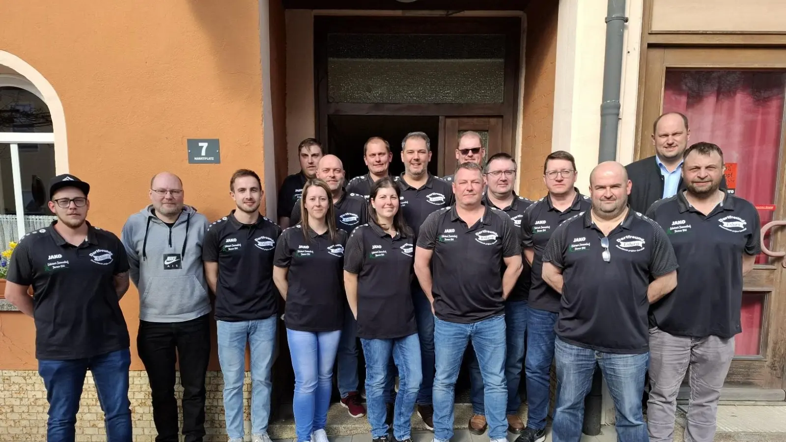 Zweiter Bürgermeister Thomas Kleber (2.v.r.) gratulierte den Vorstandsmitgliedern zur einstimmigen Wiederwahl. (Bild: Karl Ziegler)