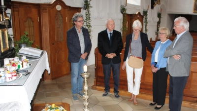 Am Grab von Erzbischof Hans Schwemmer, der am 11. September 80 Jahre alt geworden wäre, gedachten dessen Bruder Anton mit Gattin Gabriele (von rechts), Oberpfalz-Medien-Altverleger German Vogelsang mit Gattin Ursula (Zweiter und Dritte von links) sowie Bürgermeister Bernhard Stangl des prominenten „Sohnes” der Stadt Pressath. (Bild: Bernhard Piegsa)