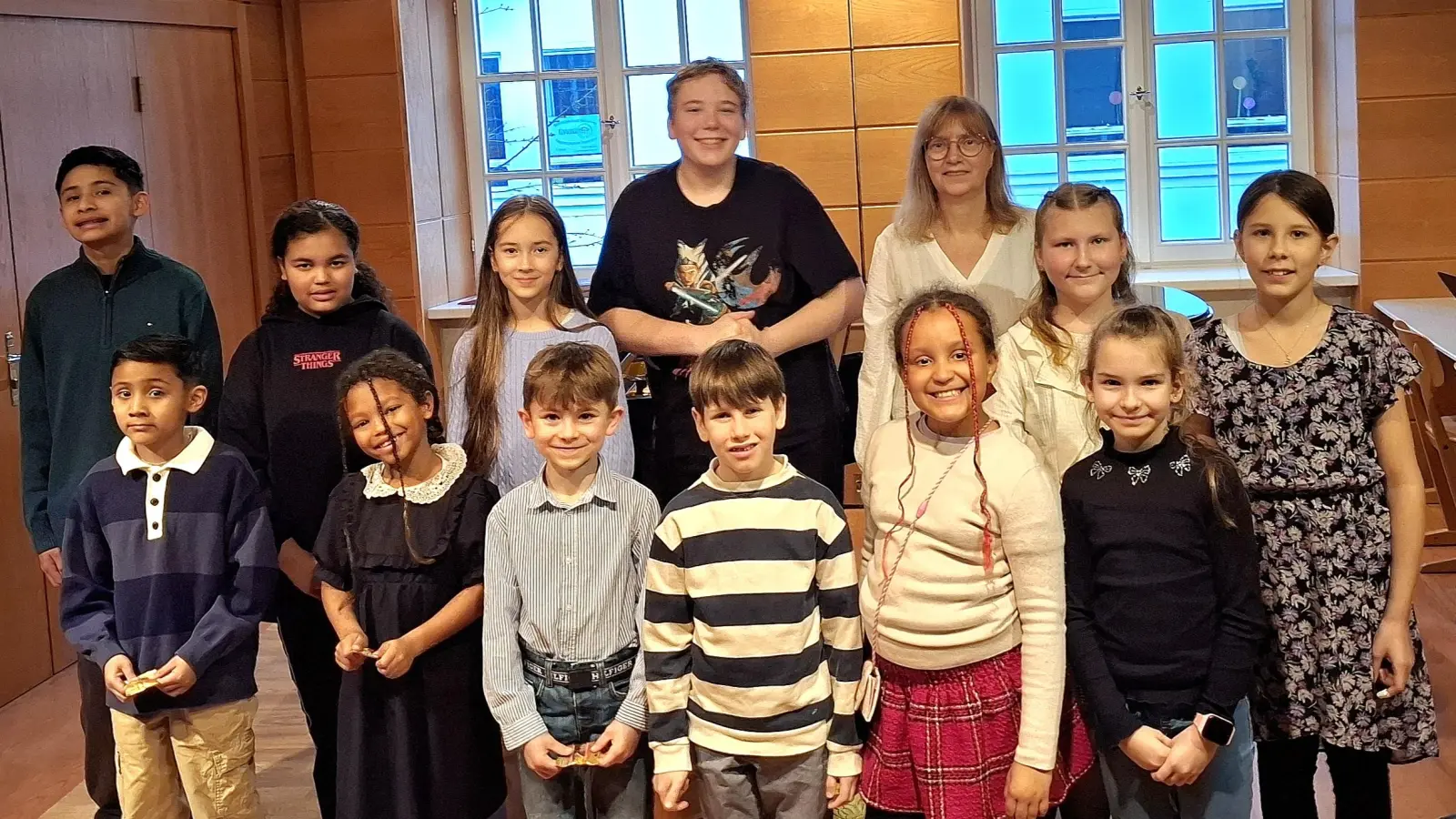 Zum Erinnerungsfoto stellten sich die Schüler und Schülerinnen: vorne von links nach rechts: Nathaniel Herrera, Marta Greiman, Linus Ring, Theodor Weiser, Naima Anderson Schulze, Melia Neulinger.hinten von links nach rechts: Remington Herrera, Anna Maina, Stella Bilek, Martin Jellinek, Meike Brunken, Stella Popp, Milena Graf. (Bild: Monika Batsch)