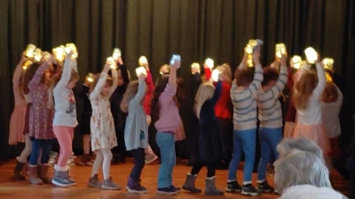 Der Kindergarten beim Auftritt im Pfarrheim (Bild: Waltraud Fichtner)