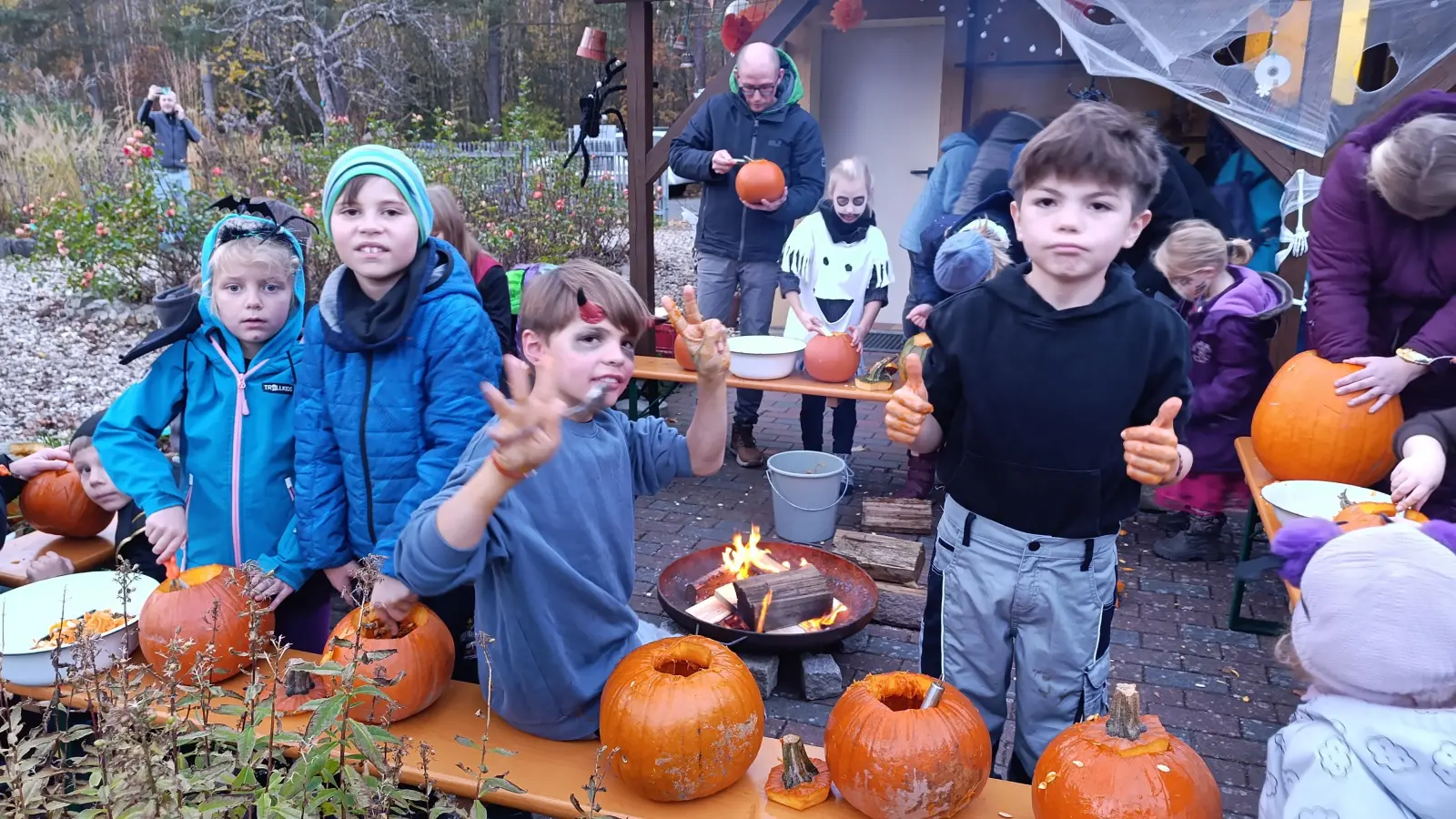 Kinder beim Kürbis schnitzen! (Bild: Bernhard Czichon)