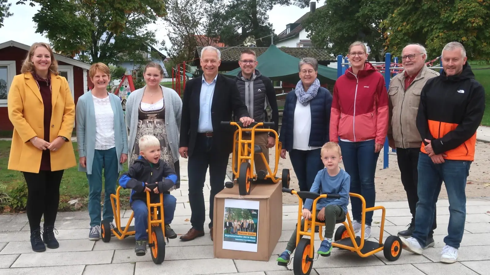 Die Kitaleiterinnen der Großgemeinde Vilseck freuen sich über die Dreiradtaxis von der Freien-Wähler-Gruppe. (Von links): Katharina Kreuzer, Vilseck, Agnes Strobl, Sorghof, Katharina Bruev, Schlicht, 2. Bürgermeister Thorsten Grädler, Elternbeiratsmitglied in Vilseck, Wolfgang Edl, Stadträtin Monika Krieger, Stadträtin und Elternbeiratsvorsitzende in Sorghof, Lisa Dotzler, Fraktionsvorsitzender Wilhelm Ertl und Stadtrat Andreas Lukesch. (Bild: Rosi Hasenstab)