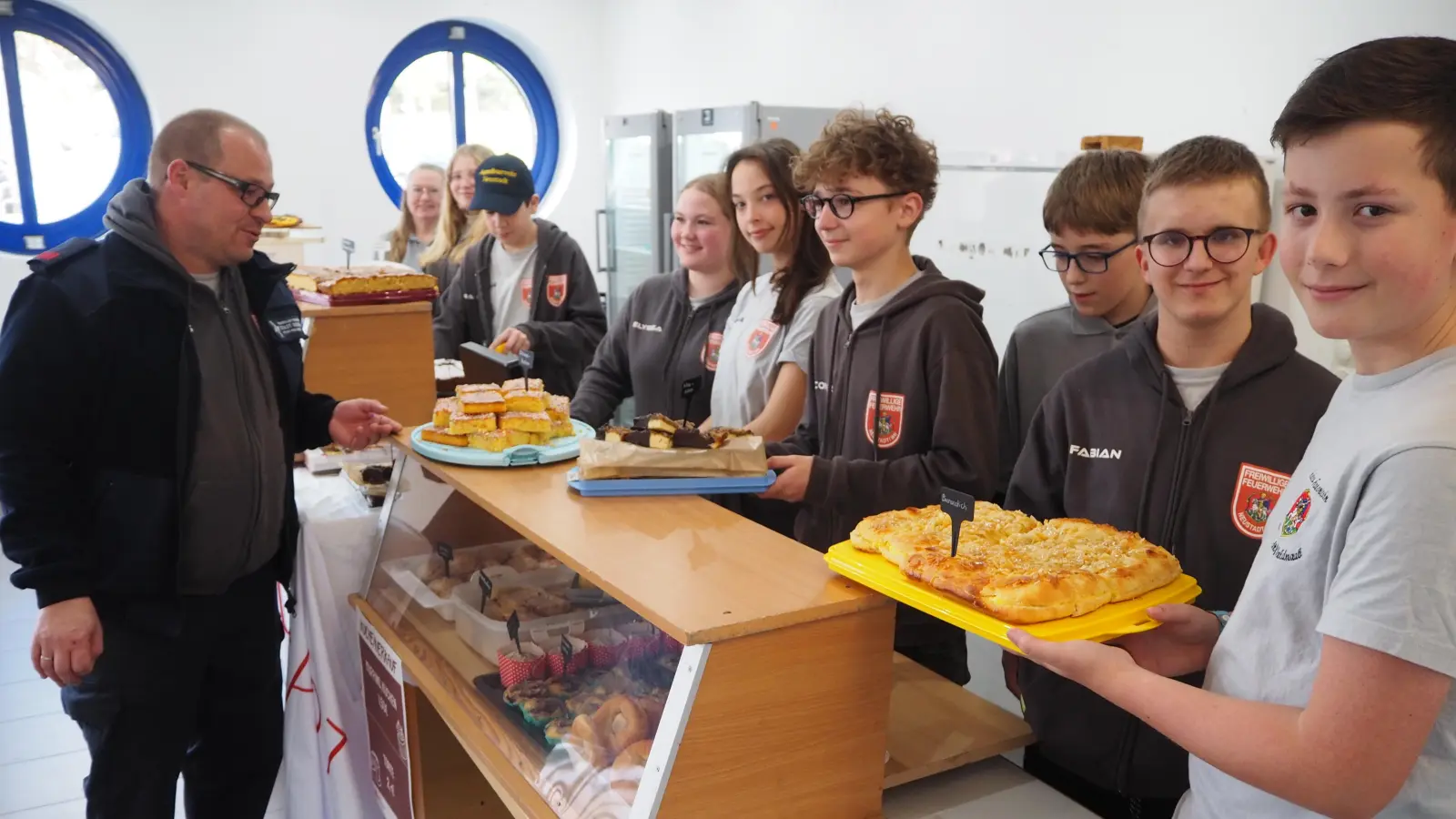 Der Kuchenverkauf der Jugendfeuerwehr Neustadt/WN bei der Messe „Alles für die Frau” kommt bestens an.  (Bild: krb)