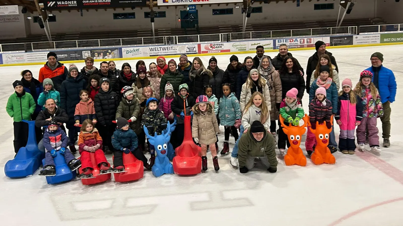 Die FLiDiabs-Gruppe in der Eishalle Amberg zum 10-jährigen Jubiläum von FliDiabs. (Bild: Reinhard Fraunholz)