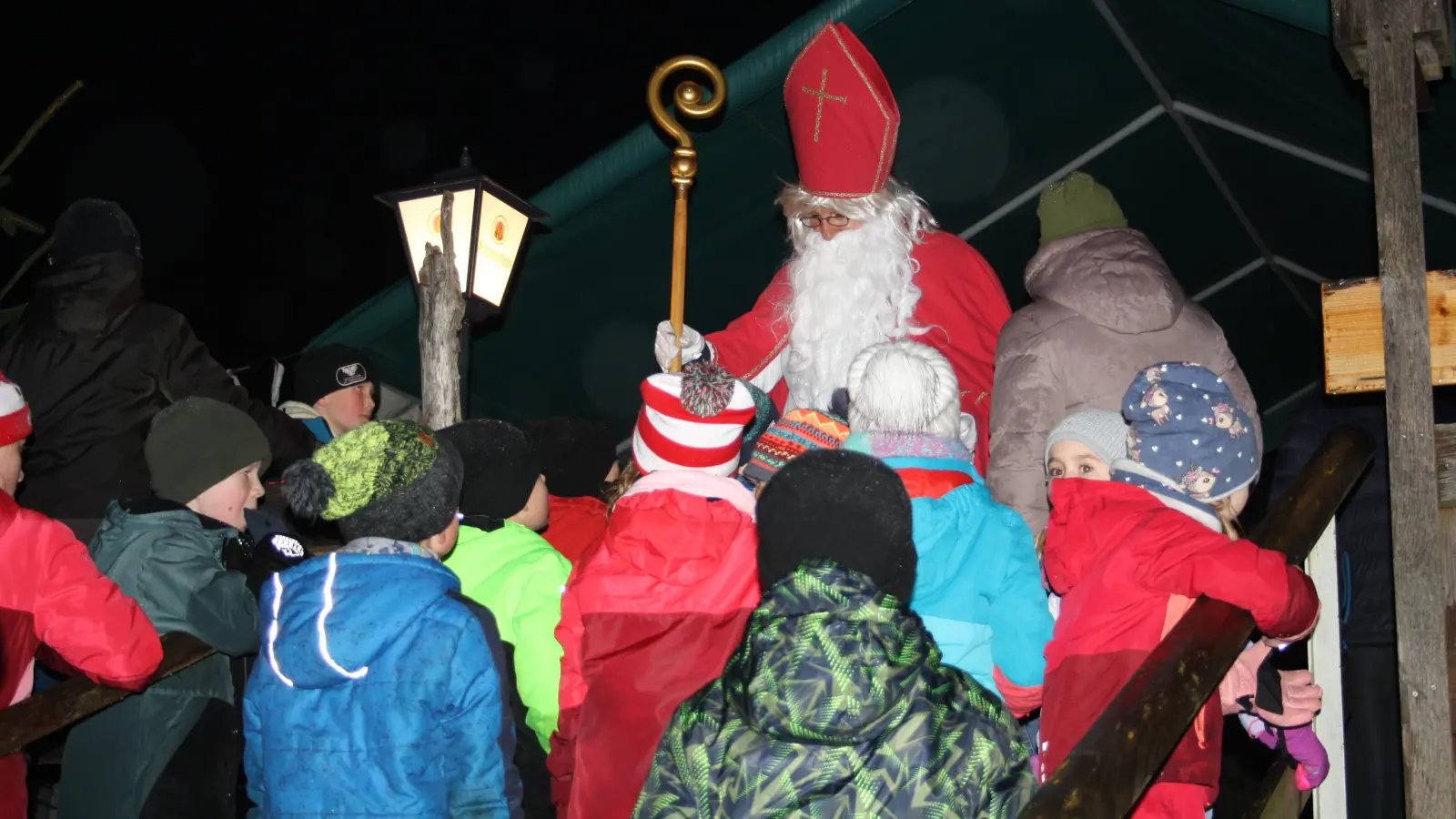 An der Mühle in Gehenhammer besuchte die Kinder der Nikolaus. (Bild: Anja Thalhauser)