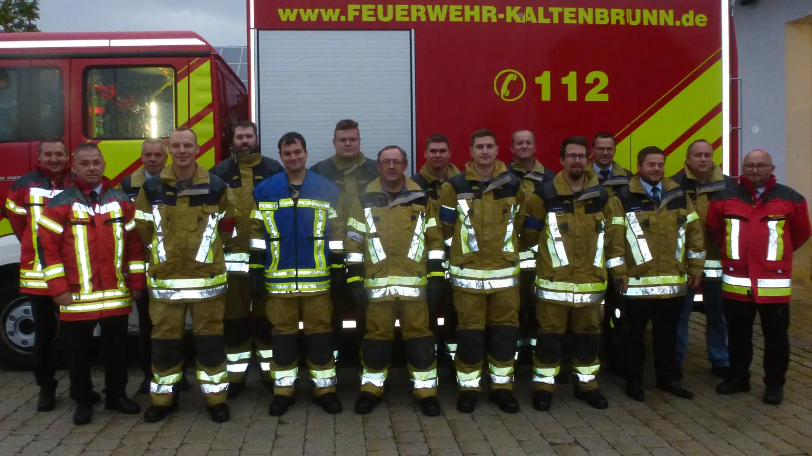 Kommandant Alexander Kummer ( 3.von links) sowie die Ausbilder Matthias Koppmann(blaue Jacke) und Alexander Fischer ( 3.von rechts) freuen sich mit ihren Schützlingen über die errungenen Abzeichen. (Bild: Siegfried Bock)