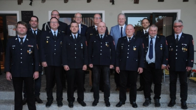 Die geehrten Feuerwehrleute aus der Gemeinde Hahnbach zusammen mit Kreisbrandinspektor Michael Iberer, Landrat Richard Reisinger, Kreisbrandrat Christof Strobl und Hahnbachs Bürgermeister Bernhard Lindner (hinten, von rechts).  (Bild: Joachim Gebhardt)