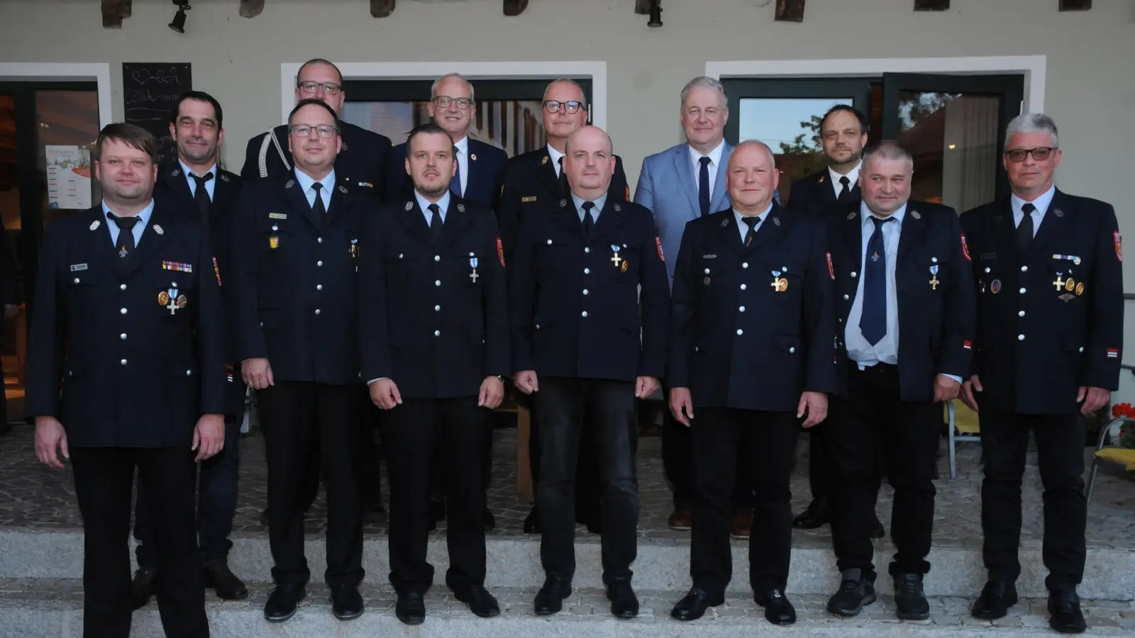 Die geehrten Feuerwehrleute aus der Gemeinde Hahnbach zusammen mit Kreisbrandinspektor Michael Iberer, Landrat Richard Reisinger, Kreisbrandrat Christof Strobl und Hahnbachs Bürgermeister Bernhard Lindner (hinten, von rechts).  (Bild: Joachim Gebhardt)