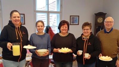 Einige Teilnehmer des Käse-Kurses mit den hergestellten Produkten (Bild: Theresa Meister)