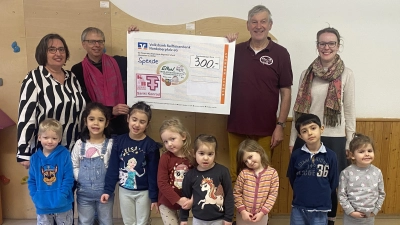 Foto v. li. n. re.: Sonja Wimmer, Stellv. Vorsitzender KAB Norbert Heger, Paul Grötsch, Pfarrerin Barbara Berckmüller (Bild: Laura Troidl)