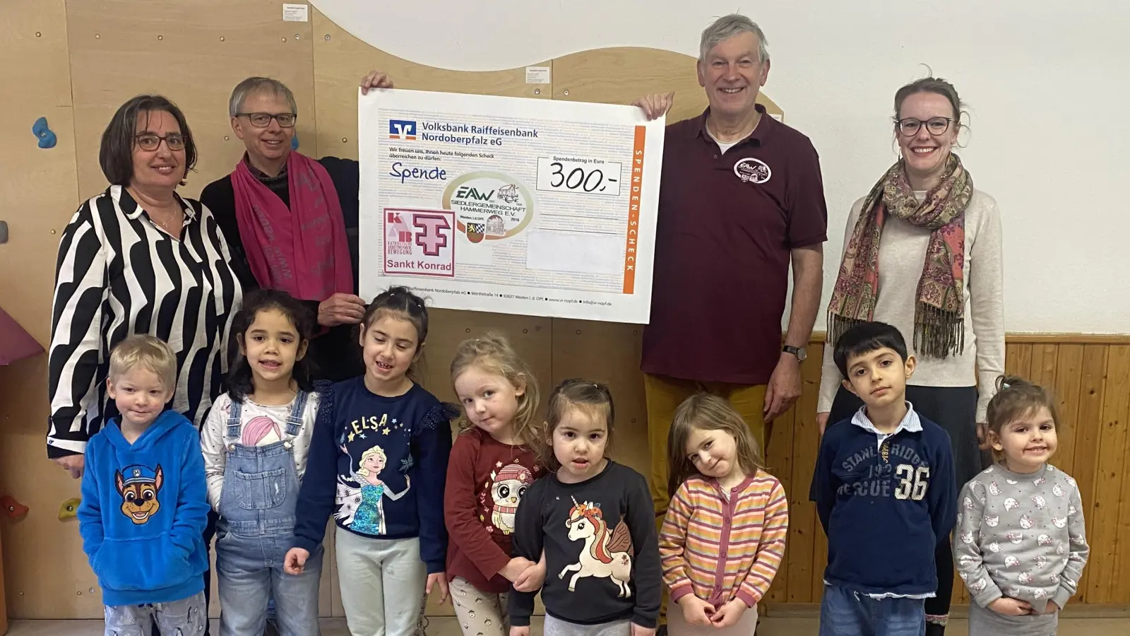 Foto v. li. n. re.: Sonja Wimmer, Stellv. Vorsitzender KAB Norbert Heger, Paul Grötsch, Pfarrerin Barbara Berckmüller (Bild: Laura Troidl)