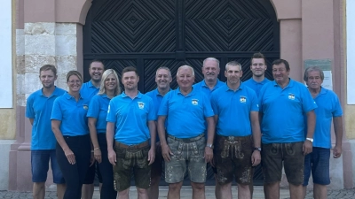 Die Vorstandschaft des Heimatverein Theuern mit ihrem Ehrenvorstand Herbert Breitkopf (Bild: Silvia Schneider)