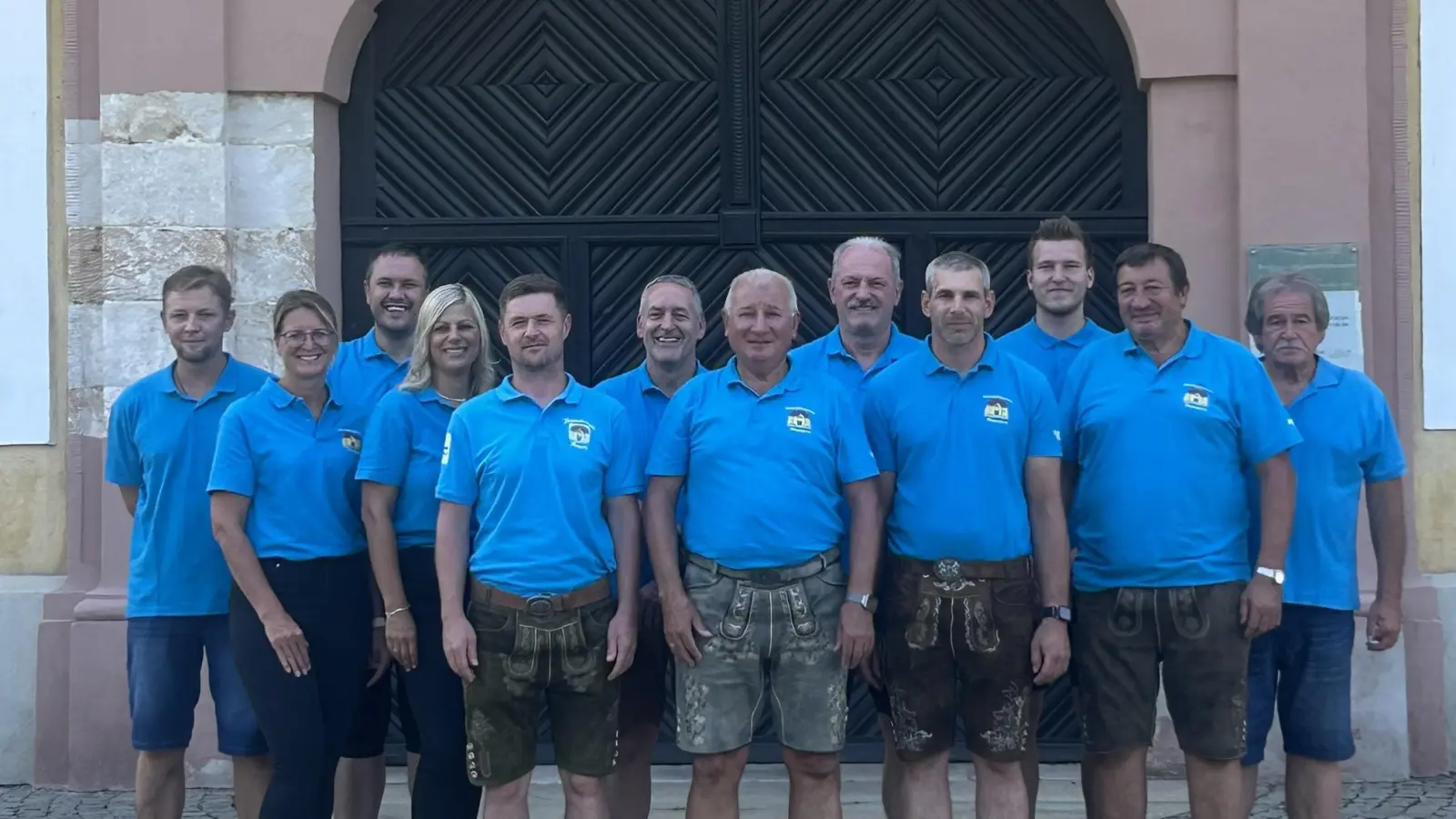 Die Vorstandschaft des Heimatverein Theuern mit ihrem Ehrenvorstand Herbert Breitkopf (Bild: Silvia Schneider)