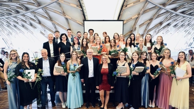 A sky full of stars: die frisch ausgebildeten Erzieherinnen und Erzieher der Caritas Fachakademie für Sozialpädagogik in Weiden mit der Fachakademieleiterin Dr. Barbara Neuber (Mitte). Es gratulierten: Diözesan-Caritasdirektor Michael Weißmann (Mitte), Personalchef Stefan Schmidberger (2. Reihe li.) und Dr. Robert Seitz (vorne 3.v.li.), Abteilungsleiter Bildung und Soziales. (Bild: Hans-Christian Wagner)