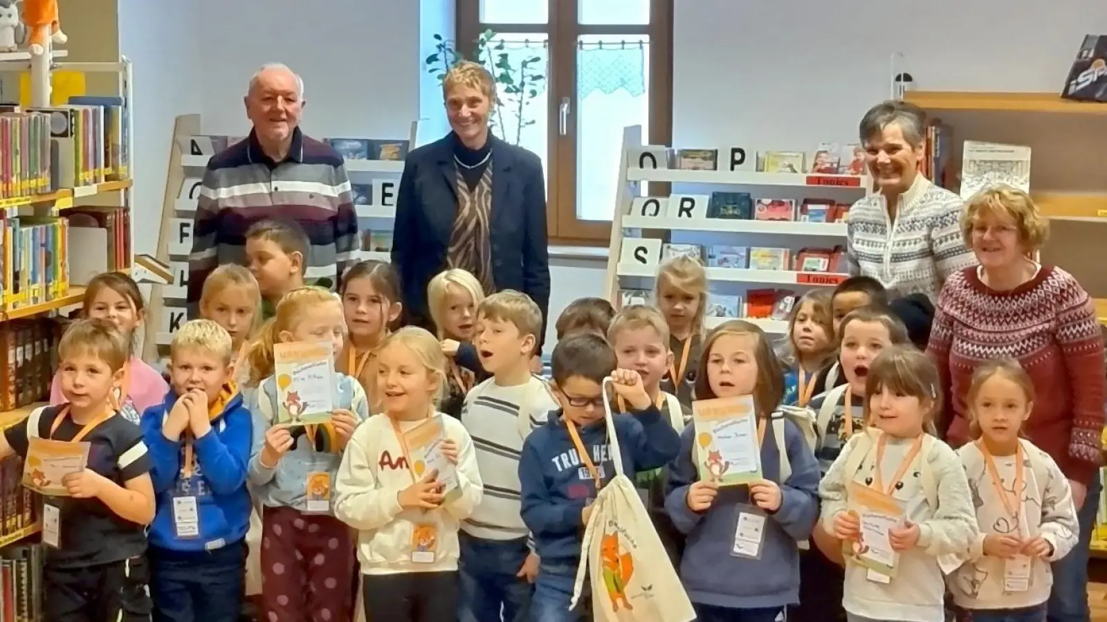 Büchereifüchse mit Erzieherin Maria Dürr, Christa Kastner, Bürgermeisterin Monika Breunig und Büchereileiter Georg Dürr (Bild: Georg Dürr)