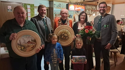 Würdenträger des Vereins von links: Manfred Pirner ,Schützenmeister Martin Pickel, Jugendkönigin Marie Pickel, König Berd Rösch, Lena Pickel , Marlene Wagner und Timo Rubenbauer. (Bild: Sibylle Rubenbauer)