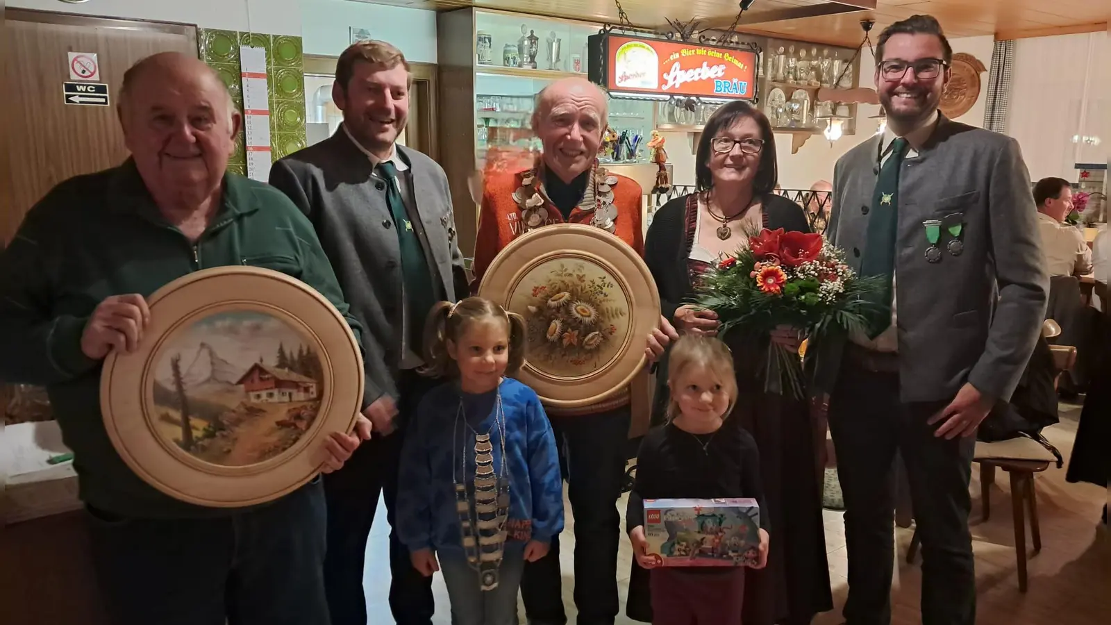 Würdenträger des Vereins von links: Manfred Pirner ,Schützenmeister Martin Pickel, Jugendkönigin Marie Pickel, König Berd Rösch, Lena Pickel , Marlene Wagner und Timo Rubenbauer. (Bild: Sibylle Rubenbauer)
