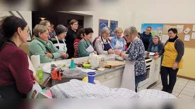 Die Teilnehmerinnen der Küchelbackkurse zeigten sich begeistert vom gemeinsamen Backen und dem fachkundigen Austausch. (Bild: Maria Wazl)