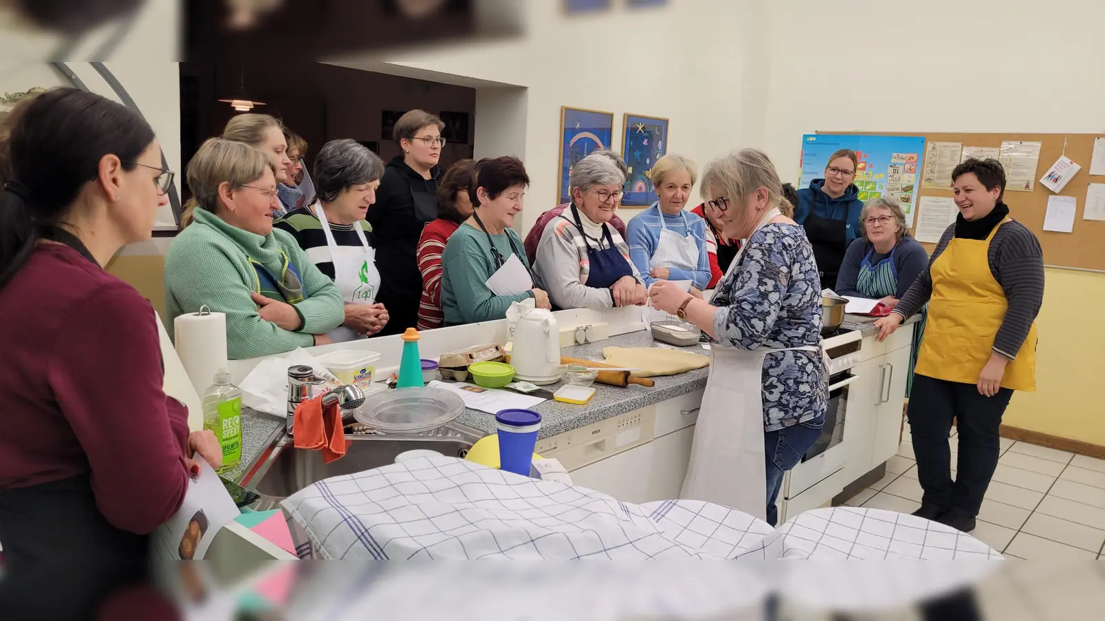 Die Teilnehmerinnen der Küchelbackkurse zeigten sich begeistert vom gemeinsamen Backen und dem fachkundigen Austausch. (Bild: Maria Wazl)