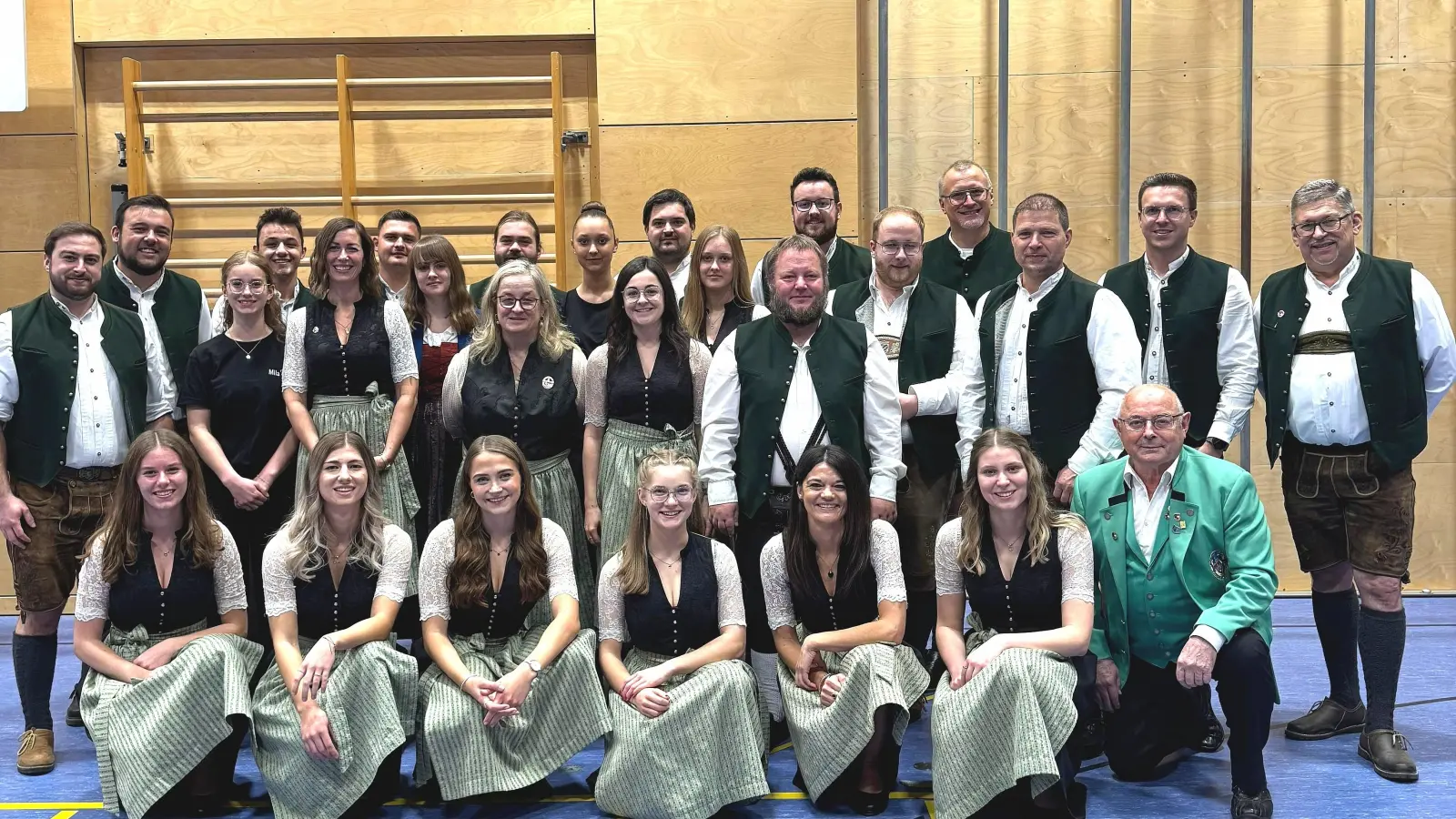 Die Blaskapelle Teunz mit Dirigent Stefan Karl (rechts) trat beim NBMB-Kreiskonzert in Teublitz auf. Darüber freut sich Kreisvorsitzender Joseph Ferstl (rechts knieend). (Bild: Leni Juraske)