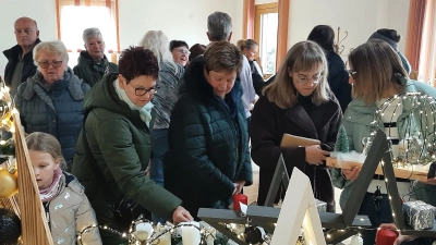 Die vielen Besucher bewunderten die zahlreichen adventlichen Kunstwerke des Kath. Frauenbundes im Pfarrheimsaal. (Bild: Rita Gleißner)