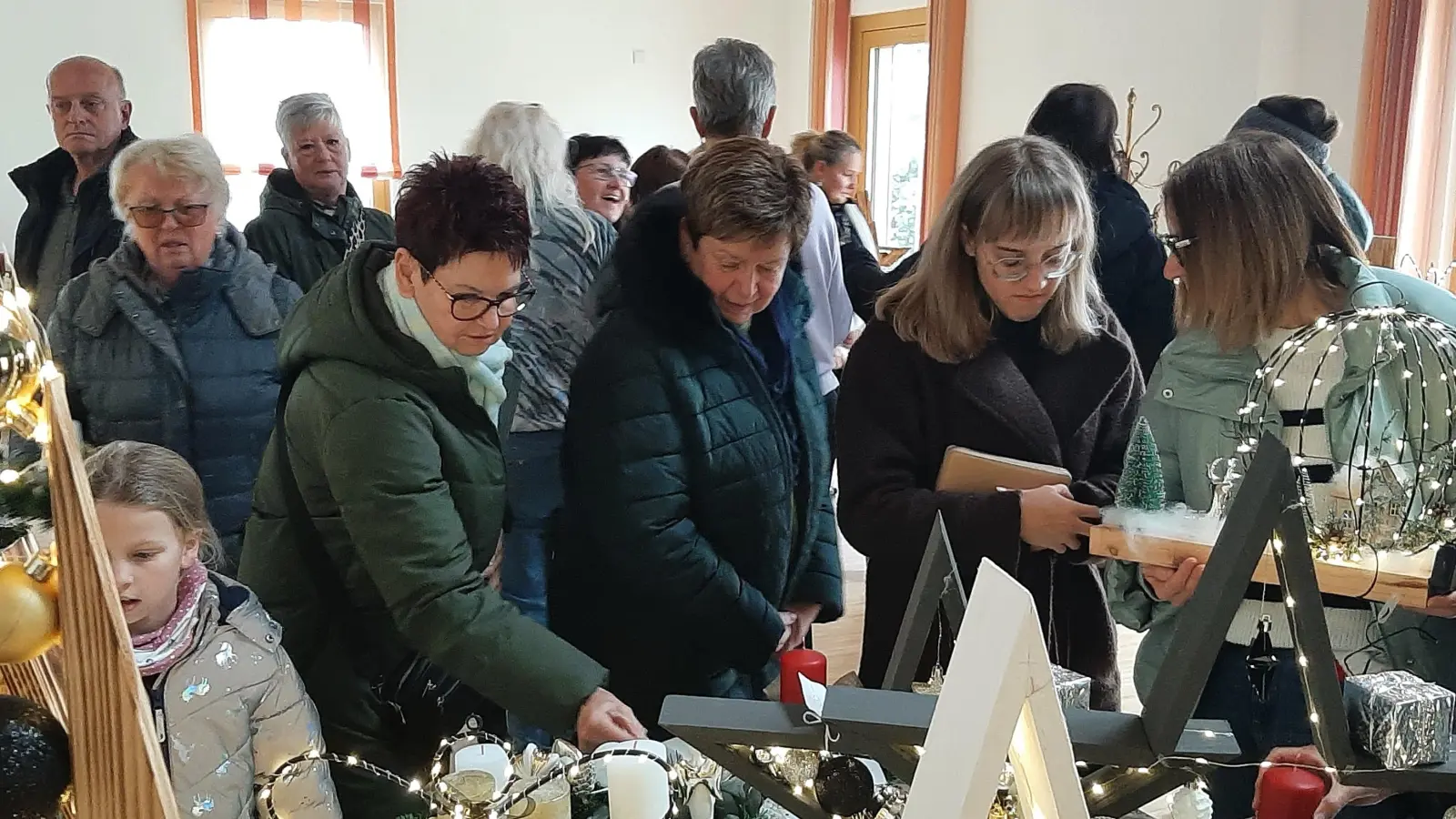 Die vielen Besucher bewunderten die zahlreichen adventlichen Kunstwerke des Kath. Frauenbundes im Pfarrheimsaal. (Bild: Rita Gleißner)