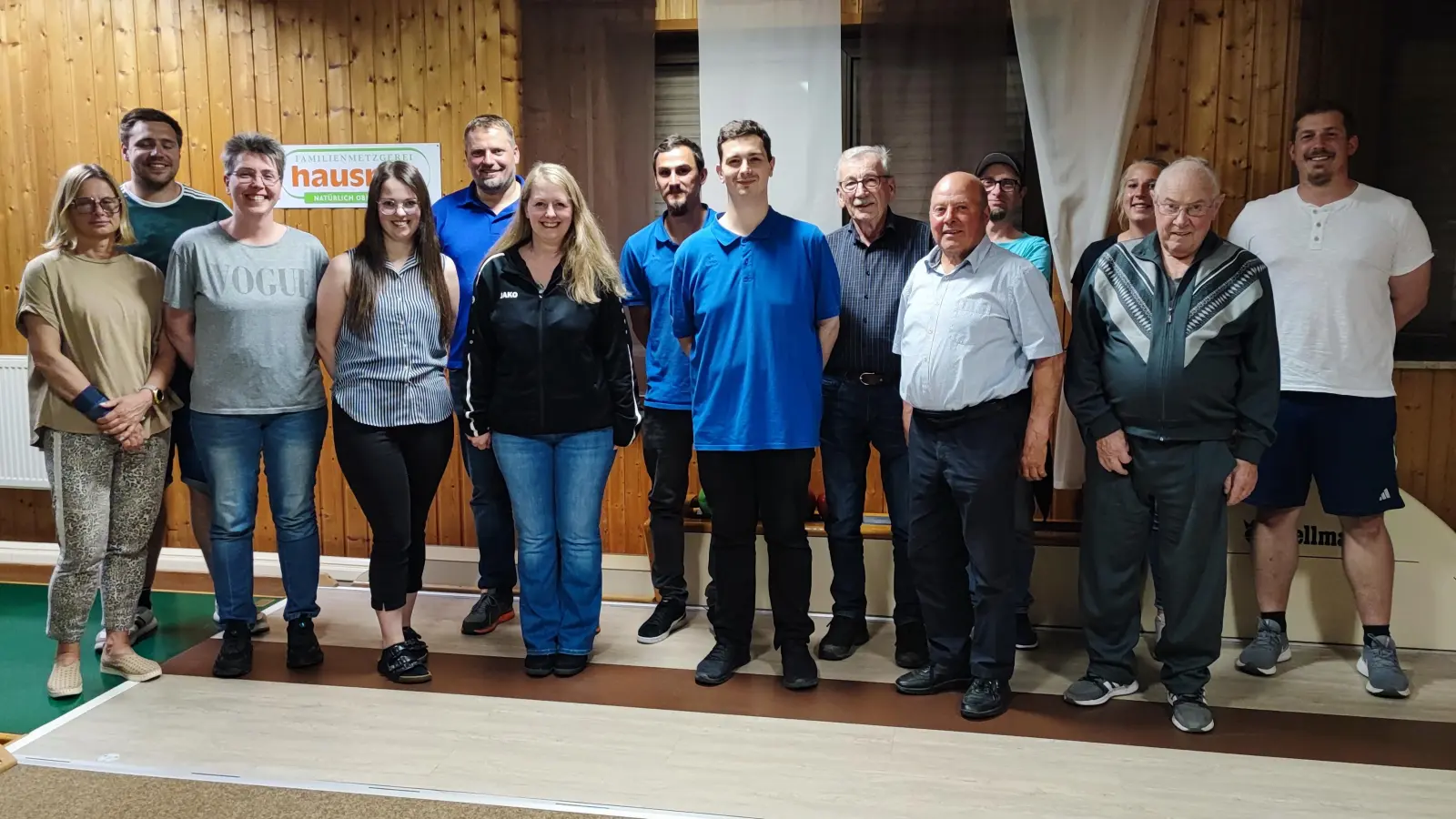 Nur einstimmige Ergebnisse kennzeichnen die Neuwahlen bei den Moosbacher Keglern mit Philipp Grötsch (Mitte) als bestätigten Vorsitzenden und neuer Stellvertreterin Silvia Straßer (Dritte von links).  (Bild: Martin  Puff)