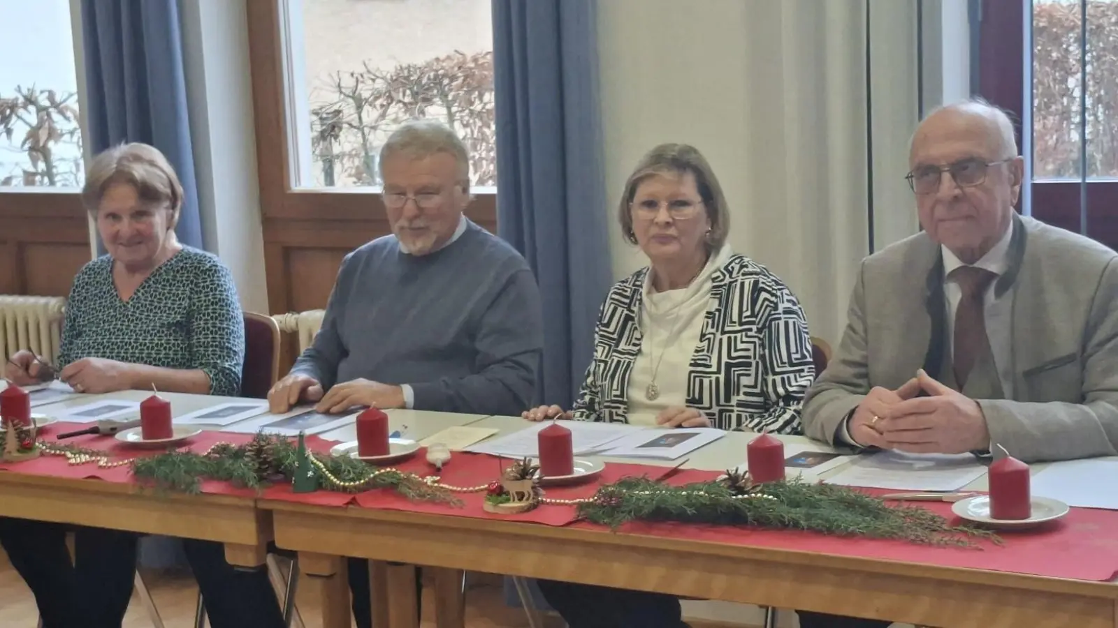 Die Vorstandsmitglieder (von links) Anna Schneider, Otto Held, Hildegard Zimmer-Sperl und Manfred Baldauf bereiten die Feier und gestalteten die Adventfeier. (Bild: Josef Sperl)