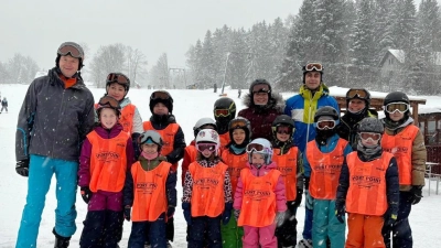 Die künftigen Pistentalente schulten die Übungsleiter des Skiclubs Pisten-schwinger in verschiedenen Kursen wie hier am Fleckllift in Warmensteinach. (Bild: Gerald Morgenstern)