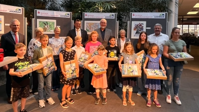 Die Gewinner des Schulmalwettbewerbs freuen sich über ihren Preis. Im Bild (von links) der Vorstandsvorsitzende der Sparkasse im Landkreis Schwandorf, Werner Heß, die Mitarbeiterinnen des Zweckverbands Oberpfälzer Seenland, Dagmar Robold und Kathrin Gallistl, Landrat Thomas Ebeling, der Dritte Bürgermeister von Nittenau, Karl-Heinz Stich, Zweite Bürgermeisterin von Schwarzenfeld, Gabriele Wittleben, und Robert Feuerer, Zweiter Bürgermeister von Bruck.  (Bild: Johannes Lohrer)