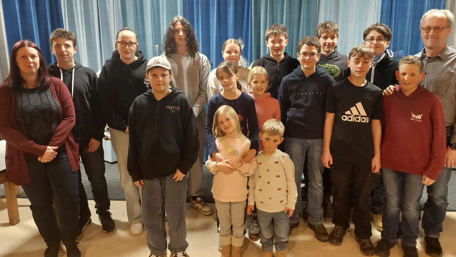 2. Jugendleiterin Sandra Ertl (1. v. l.), die teilnehmenden Jugendlichen, 1. Jugendleiter Erhard Fellner (1. v. r.). (Bild: Karin Ertl)