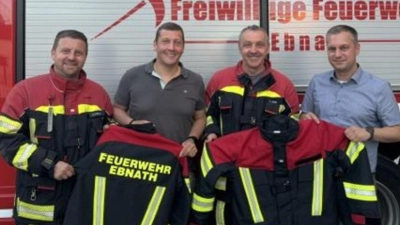 Feuerwehr Ebnath freut sich über neue Schutzanzüge. Bei der Übergabe dabei: (v.re.) zweiter Bürgermeister Wolfgang Söllner, Kommandant Gerhard Horn, Bürgermeister Johannes Prechtl, stellvertretender Kommandant Daniel Köstler. (Bild: Josef Söllner)