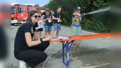 Ein Sprichwort sagt: Früh übt sich, was ein Meister werden will! Der kleine Finn Kaiser mit seinen 5 Jahren scheint ein tapferer Feuerwehrmann zu werden, er hat nämlich „die Lage” und sein Strahlrohr sichtlich fest im Griff!  (Bild: Michael Götz)
