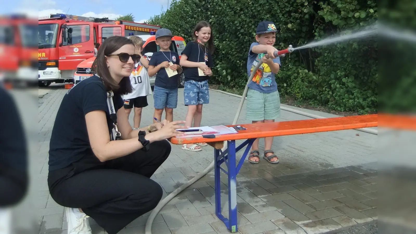 Ein Sprichwort sagt: Früh übt sich, was ein Meister werden will! Der kleine Finn Kaiser mit seinen 5 Jahren scheint ein tapferer Feuerwehrmann zu werden, er hat nämlich „die Lage” und sein Strahlrohr sichtlich fest im Griff!  (Bild: Michael Götz)