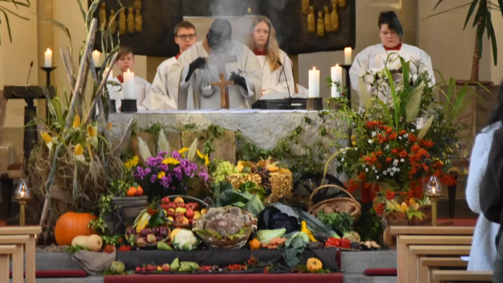 Pfarrvikar Robert Amandu feiert Erntedank mit der katholischen Pfarrgemeinde Mantel (Bild: Stefan Heindl)