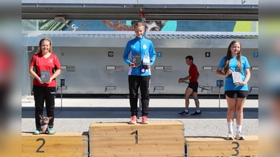 Siegerehrung: links Lea-Marie Grundler auf Platz zwei. (Bild: Herta Zeiler )