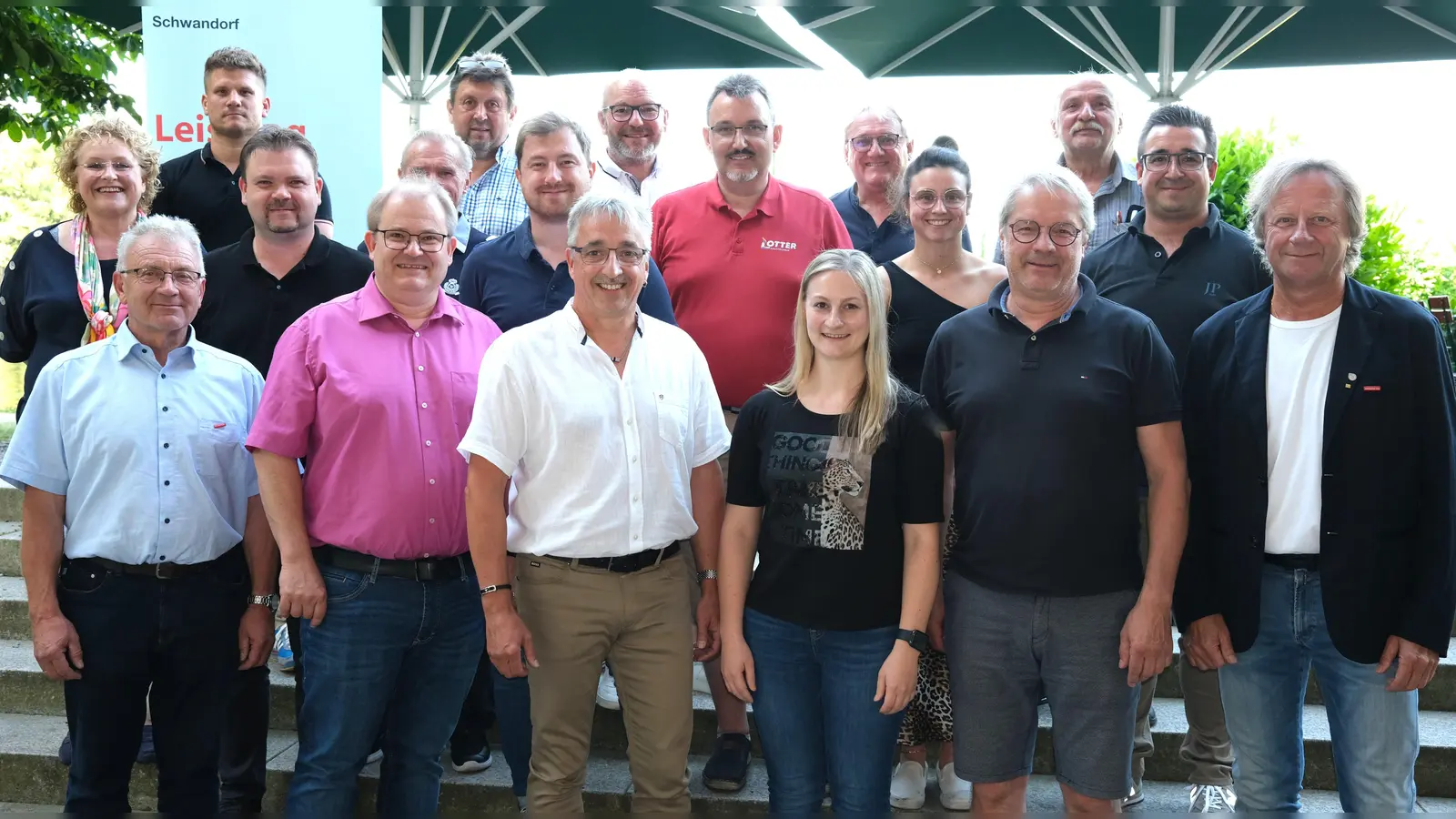 Mitglieder der Innung Spengler, Sanitär- und Heizungstechnik Schwandorf mit stv. Kreishandwerksmeister Johann Fischer und Geschäftsführerin Claudia Mendel  (Bild: Rudi Hirsch )