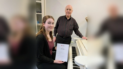 Veronika Rupprecht (am Flügel mit Urkunde) zeigt bei „Jugend musiziert“ herausragende Vorträge. Jakob Gebert (rechts), der an der Neustädter Musikschule unterrichtet, hat das Musiktalent intensiv vorbereitet. (Bild: Karl Wildenauer)