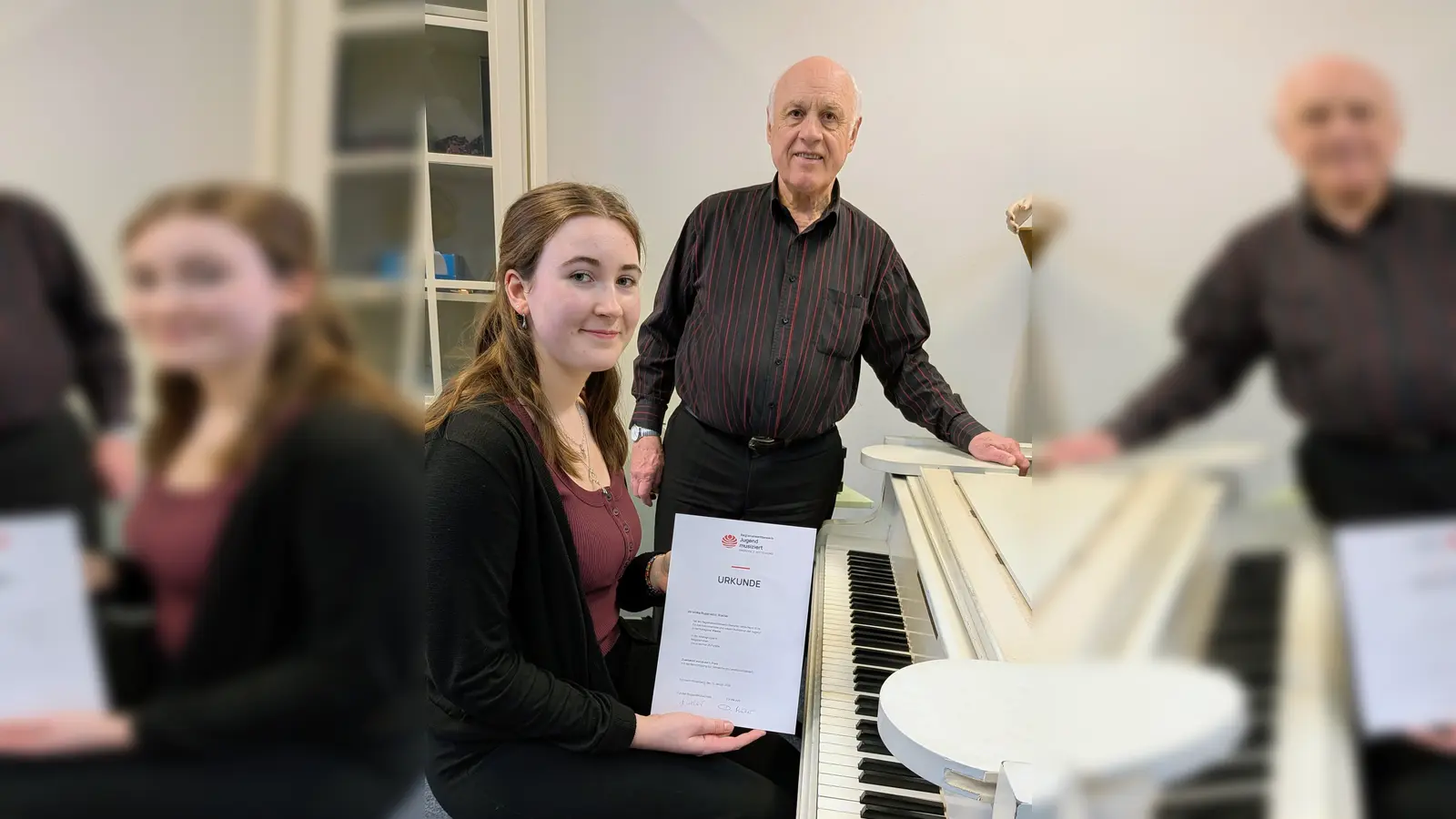 Veronika Rupprecht (am Flügel mit Urkunde) zeigt bei „Jugend musiziert“ herausragende Vorträge. Jakob Gebert (rechts), der an der Neustädter Musikschule unterrichtet, hat das Musiktalent intensiv vorbereitet. (Bild: Karl Wildenauer)