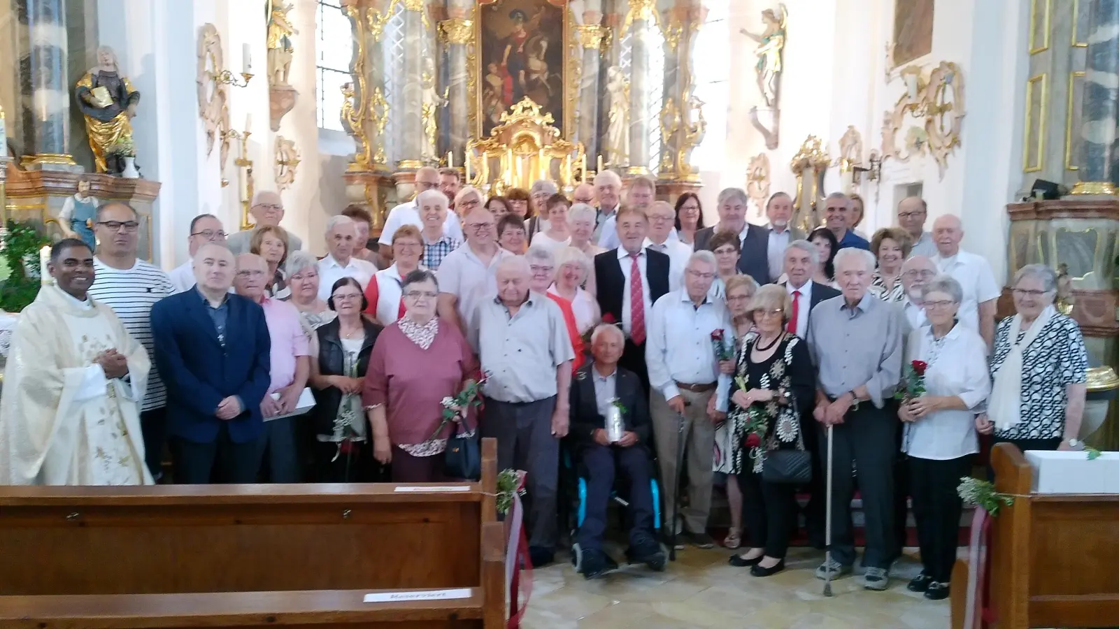 auf dem Bild sind die Ehejubilare des Jahres 2026, zusammen mit Pfarrer Julius Johnrose v.li., stellvertretender Pfarrgemeinderatssprecher Stefan Roth 3. v.li. und Arbeitskreis-Koordinator Ehe &amp; Familie Richard König 2. v.li. (Bild: Alexander Hörl)