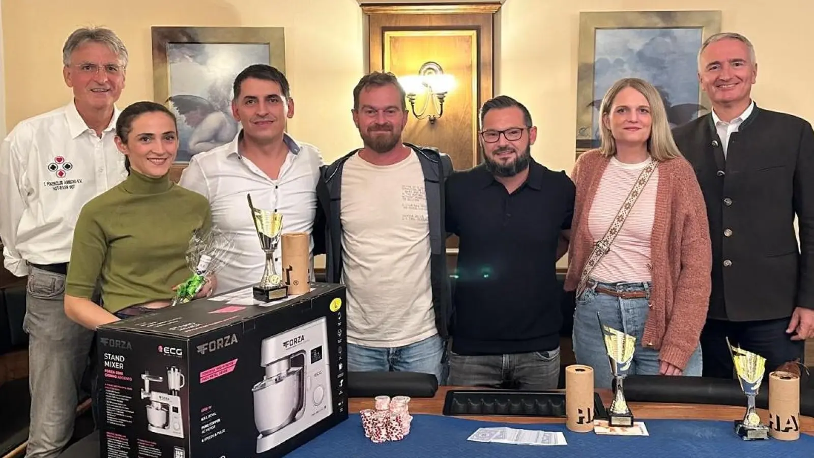 Im Bild v. l. n. r.: Erwin Stangl, 1. Vorstand Pokerclub Amberg, Besarta und Gezim Miftaraj, Wirtsehepaar „Alte Kaserne” Andreas Selenski, 2. Sieger Andreas Bauer, 1. Sieger Martina Kliem, 3 Sieger Dr. Harald Schwartz, MdL (Bild: Eugen Bart)