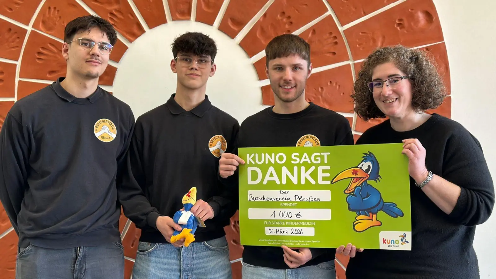 V.r.n.l.: Cornelia Brockard von der KUNO-Stiftung freute sich über den Besuch und die Spende vom Burschenverein Pleußen – vertreten durch Johannes Rögner, Tobias Rosner und Karim Wedlich. (Bild: Christoph Aschenbrenner)