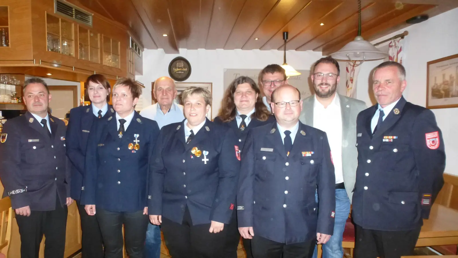 Die Geehrten der Marktfeuerwehr. Ihnen gratulierten Kreisbrandmeister Gerald Wölfl(links), Kommandant Alexander Kummer, 2.Bürgermeister Julian Kraus, Vorsitzender Thomas Gmeiner und 3.Bürgermeister Thomas (von rechts).  (Bild: Siegfried Bock)