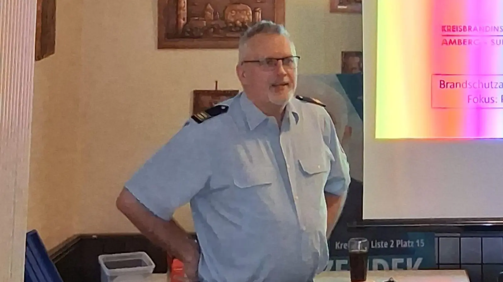 Kreisbrandmeister Jürgen Ehrnsberger referierte zum Thema Brandschutz im häuslichen Bereich im Gasthaus Hirschenwirt beim VdK Ortsverband Rieden-Vilshofen-Ensdorf. (Bild: Marga Kraus)