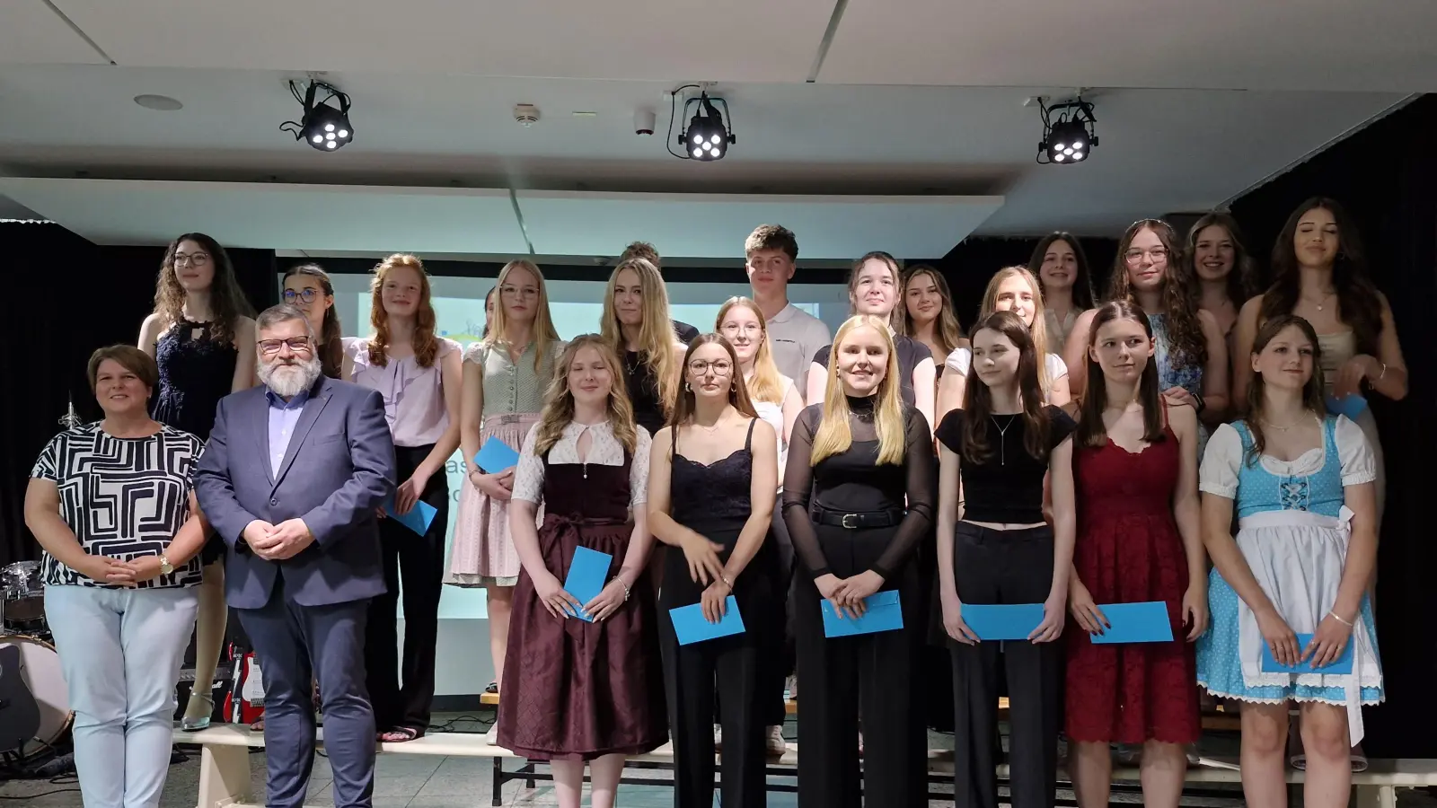 Die erfolgreichen Schüler der Naabtal-Realschule mit Schulleiter und Elternbeiratsvorsitzender (Bild: Matthias Sitzmann)