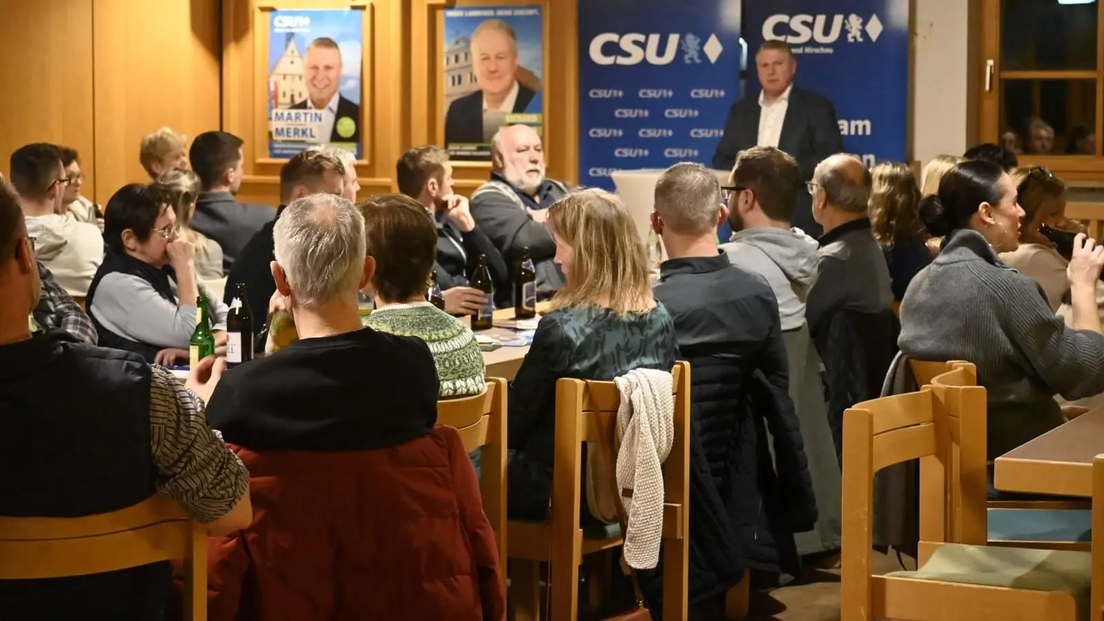 Mehr als gut besucht waren die sieben Bürgergespräche, wie hier im Josefshaus, bei denen CSU-Bürgermeisterkandidat Martin Merkl (vorne) sein Zukunftskonzept vorstellte und mit den Besucherinnen und Besuchern diskutierte. (Bild: Werner Schulz)
