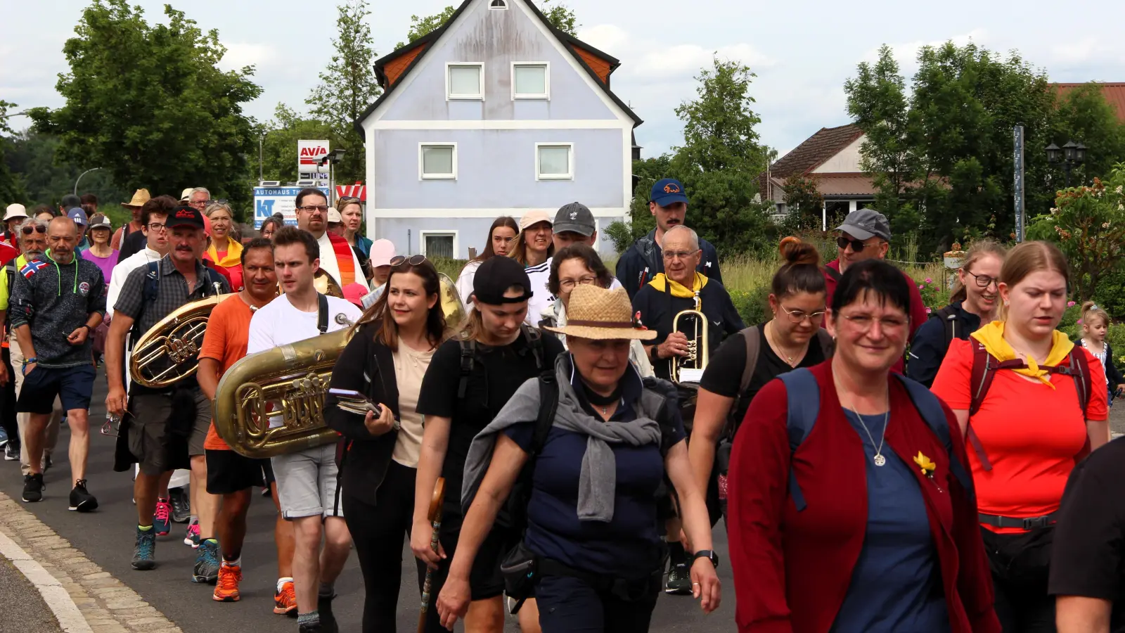 Gezeichnet von den Strapazen, aber stolz und glücklich erreichen die knapp 80 Wallfahrer wieder ihre Heimatpfarrei. Viele Pfarrangehörige säumten die Straße, um die Pilger zu begrüßen. (Bild: Petra Lettner)
