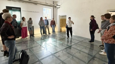 In zwei Gruppen wurden fast 40 Teilnehmer auf Einladung der Grünen-Kreisverbände Weiden und Neustadt/WN durch die KZ-Gedenkstätte geführt. (Bild: Gabi Eichl)